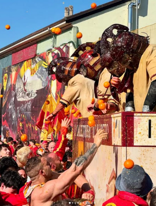 Carnevale Ivrea, ieri battaglia per 25mila. Oggi l’ultimo giorno